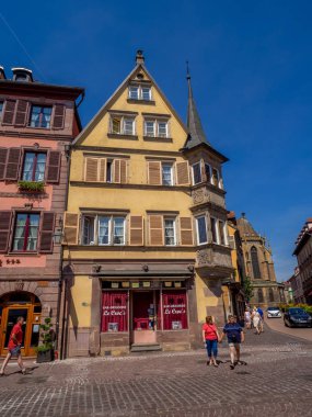 Colmar, Fransa - 27 Temmuz 2018: Fransa'nın Alsace bölgesinde Ortaçağ Colmar kalbinde güzel binalar. Geleneksel yarım ahşap mimarisi birçok yapılardır.