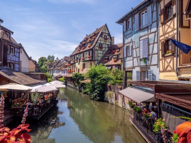 Colmar, Fransa - 27 Temmuz 2018: Fransa'nın Alsace bölgesinde Ortaçağ Colmar kalbinde güzel binalar. Geleneksel yarım ahşap mimarisi birçok yapılardır.