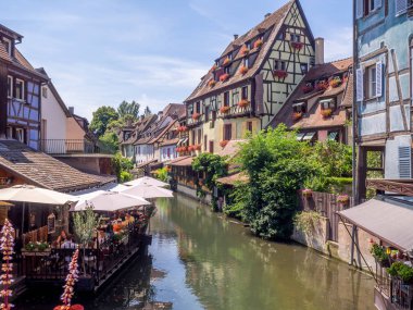 Colmar, Fransa - 27 Temmuz 2018: Fransa'nın Alsace bölgesinde Ortaçağ Colmar kalbinde güzel binalar. Geleneksel yarım ahşap mimarisi birçok yapılardır.