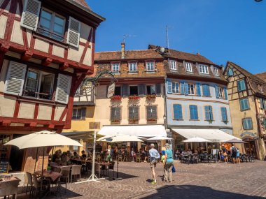 Colmar, Fransa - 27 Temmuz 2018: Fransa'nın Alsace bölgesinde Ortaçağ Colmar kalbinde güzel binalar. Geleneksel yarım ahşap mimarisi birçok yapılardır.