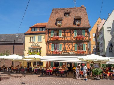 Colmar, Fransa - 27 Temmuz 2018: Fransa'nın Alsace bölgesinde Ortaçağ Colmar kalbinde güzel binalar. Geleneksel yarım ahşap mimarisi birçok yapılardır.