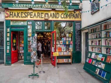 Paris, Fransa - 29 Temmuz 2018: Giriş dünya ünlü Shakespeare ve şirket Kitabevi Latin Quarter Quartier Latin, Paris, Fransa.