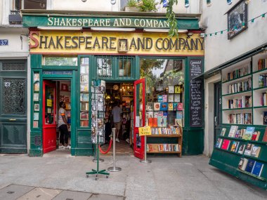 Paris, Fransa - 29 Temmuz 2018: Giriş dünya ünlü Shakespeare ve şirket Kitabevi Latin Quarter Quartier Latin, Paris, Fransa.
