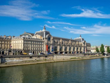 Paris, Fransa - 1 Ağustos 2018: Seine Nehri boyunca Paris'te ünlü Muse dorsay görünümünü. Muse dorsay Paris'in en iyi sanat galerileri biridir.