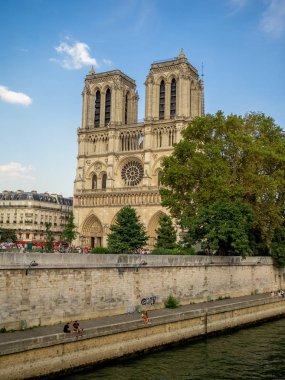 Paris, Fransa - 1 Ağustos 2018: Paris'te Seine Nehri boyunca ünlü Notre Dame Katedrali görünümü. İnsanlar nehir dolgu görebildiği.