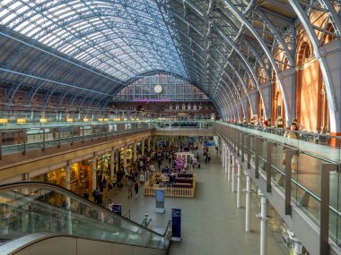 Londra, İngiltere - 4 Ağustos 2018: Londra'daki St Pancras Tren İstasyonu, iç. St Pancras nerede Eurostar Paris, Fransa'dan geldi konumudur.