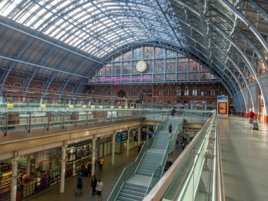 Londra, İngiltere - 4 Ağustos 2018: Londra'daki St Pancras Tren İstasyonu, iç. St Pancras nerede Eurostar Paris, Fransa'dan geldi konumudur.