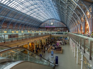 Londra, İngiltere - 4 Ağustos 2018: Londra'daki St Pancras Tren İstasyonu, iç. St Pancras nerede Eurostar Paris, Fransa'dan geldi konumudur.