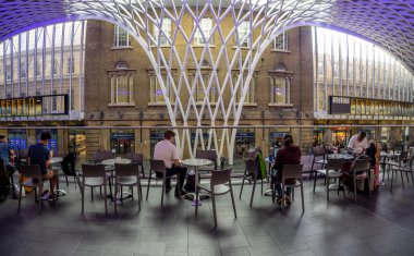 Londra - 4 Ağustos 2018: Kings Cross tren istasyonuna Londra iç. Kings Cross, Londra'nın en ünlü istasyonları kısmen Harry Potter film nedeniyle biridir.