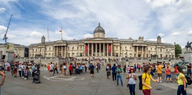 Londra, İngiltere - 4 Ağustos 2018: Panorama bir sıcak yaz gününde National Gallery ve dış cephe. National Gallery dünyanın en iyi galerilerde biridir.