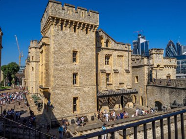 Londra, İngiltere - 5 Ağustos 2018: Waterloo blok Londra Kulesi duvarları içinde. İngiliz Kraliyet ailesinin kraliyet mücevherleri bu ünlü bina evler.