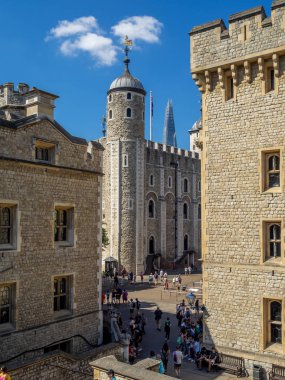 Beyaz kulenin içinde Londra Kulesi, sıcak yaz gününde. Bu tarihi Norman kale İngiltere nin en ünlü turistik ve güçlü bir sembol olduğunu.