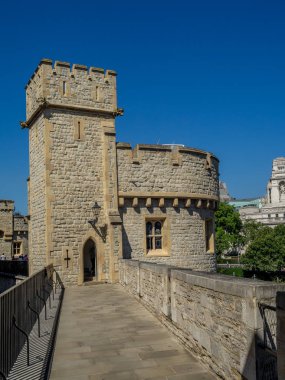 Londra, İngiltere - 5 Ağustos 2018: İç özellikleri ve binalar içinde Londra Kulesi. Londra Kulesi bir Norman kale ise İngiliz tarihinin güçlü bir tarihsel anıt.