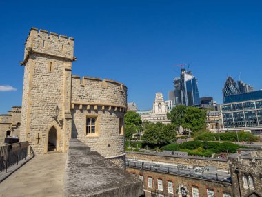Londra, İngiltere - 5 Ağustos 2018: İç özellikleri ve binalar içinde Londra Kulesi. Londra Kulesi bir Norman kale ise İngiliz tarihinin güçlü bir tarihsel anıt.