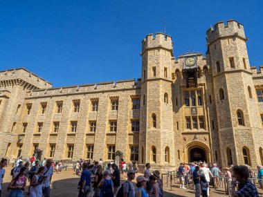 Londra, İngiltere - 5 Ağustos 2018: Waterloo blok Londra Kulesi duvarları içinde. İngiliz Kraliyet ailesinin kraliyet mücevherleri bu ünlü bina evler.