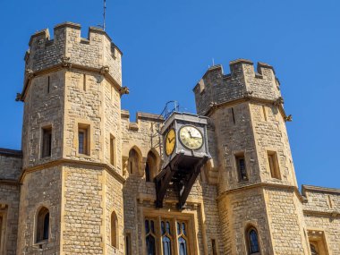 Londra, İngiltere - 5 Ağustos 2018: Waterloo blok Londra Kulesi duvarları içinde. İngiliz Kraliyet ailesinin kraliyet mücevherleri bu ünlü bina evler.