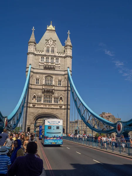 Londýn Anglie Srpna 2018 Londýnské Slavný Tower Bridge Modré Obloze — Stock fotografie