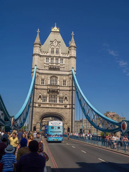 Londýn Anglie Srpna 2018 Londýnské Slavný Tower Bridge Modré Obloze — Stock fotografie