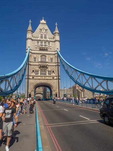 Londýn Anglie Srpna 2018 Londýnské Slavný Tower Bridge Modré Obloze — Stock fotografie