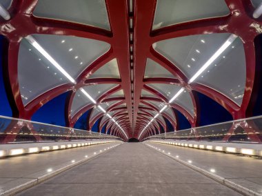 İçinde gece trafiğe kapalı bir köprü Calgary Alberta.