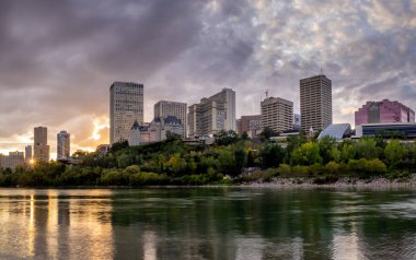 Edmonton, Kanada - 2 Eylül 2018: Görünüm Edmonton'ın güzel manzarası Saskatchewan Nehri gece boyunca. Edmonton Kanada'nın Alberta eyaletinde içinde yer alır.