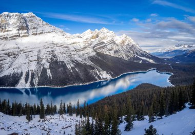Görünümünde Peyto Gölü Banff Ulusal Parkı'nda erken kış gelmeden göl donuyor.