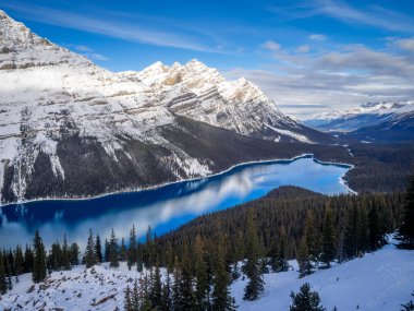 Görünümünde Peyto Gölü Banff Ulusal Parkı'nda erken kış gelmeden göl donuyor.