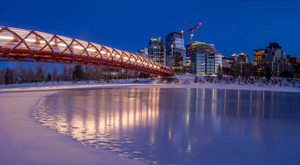 Skyline Calgary Alberta Por Noche Largo Del Congelado Río Bow — Foto de Stock