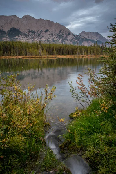 Захід Сонця Видом Красивого Озера Водоскид Напрямку Kananaskis Країни — стокове фото