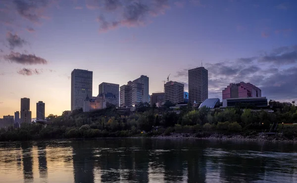加拿大埃德蒙顿 2018年9月2日 晚上沿着萨斯喀彻温省河欣赏埃德蒙顿美丽的天际线 埃德蒙顿位于加拿大阿尔伯塔省 — 图库照片