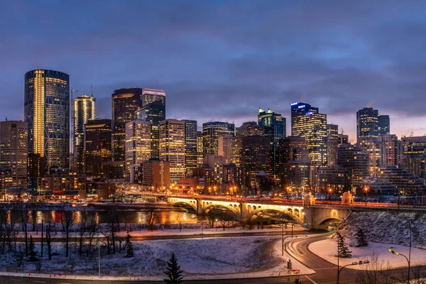 Pięknej Nocy Panoramę Calgary Alberta Kanada Zimą — Zdjęcie stockowe