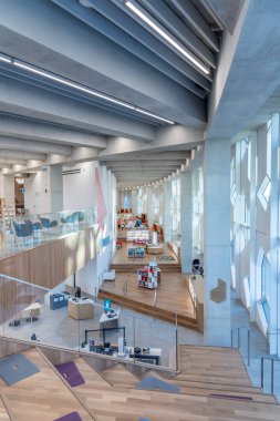 Calgary, Alberta - 15 Aralık 2018: Calgary iç yeni merkez şube Calgary Halk Kütüphanesi. Kütüphanede Kasım 2018 yılında açıldı ve bir ünlü uluslararası firma Olso Norveç ve New York merkezli Snhetta tarafından tasarlanmıştır.