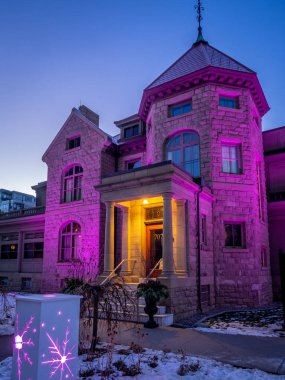 Lougheed House, beaulieu olarak da bilinir, Senatör James Alexander Lougheed, Lady Isabella Hardisty Lougheed ev sahipliği yaptı. Şimdi bir müze, restoran ve miras özelliği olarak restore edilmiştir.