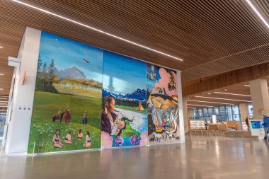 Calgary, Alberta - 15 Aralık 2018: Calgary iç yeni merkez şube Calgary Halk Kütüphanesi. Kütüphanede Kasım 2018 yılında açıldı ve bir ünlü uluslararası firma Olso Norveç ve New York merkezli Snhetta tarafından tasarlanmıştır.