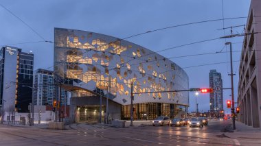 Calgary, Alberta - Calgary Transit Lrt Tren yeni Calgary Halk Kütüphanesi altında tünel kullanarak. Kütüphane yeni ve modern klasik bir binadır.