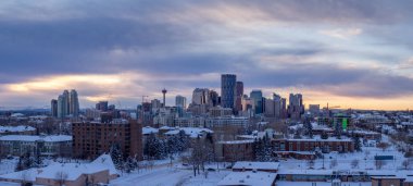  Calgary, Alberta Kanada soğuk bir kış gününde Ofis kuleleri.