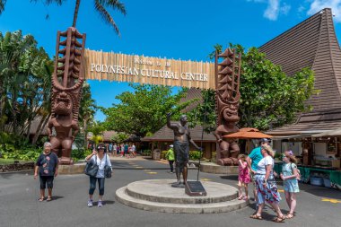 Honolulu, Hawaii - 28 Mart 2019: Oahu'nun doğu kıyısındaki Polinezya Kültür Merkezi. Polinezya Kültür Merkezi popüler bir cazibe olduğunu. 