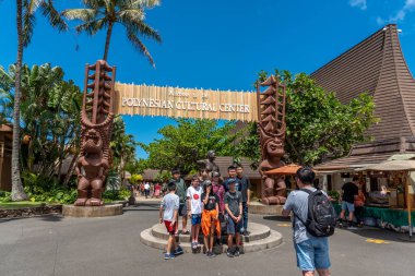 Honolulu, Hawaii - 28 Mart 2019: Oahu'nun doğu kıyısındaki Polinezya Kültür Merkezi. Polinezya Kültür Merkezi popüler bir cazibe olduğunu. 