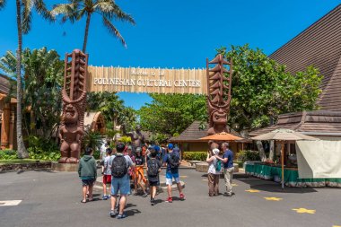 Honolulu, Hawaii - 28 Mart 2019: Oahu'nun doğu kıyısındaki Polinezya Kültür Merkezi. Polinezya Kültür Merkezi popüler bir cazibe olduğunu. 