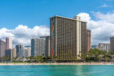 Okyanusta bir tekne den ünlü Waikiki siluetinin görünümü. Oteller ve plajlar görülebilir. 