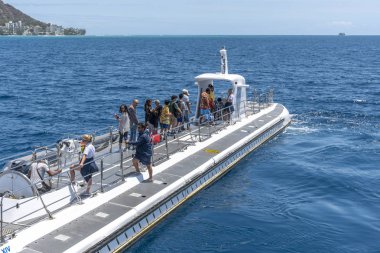 Honolulu, Hawaii - 30 Mart 2019: Atlantis Waikiki Submarine Adventure tarafından işletilen denizaltı. Saat denizaltı yolculuğu hafta ve resifleri sadece Oahu, Hawaii ünlü Waikiki plaj kapalı götürür. 