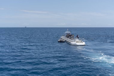 Honolulu, Hawaii - 30 Mart 2019: Atlantis Waikiki Submarine Adventure tarafından işletilen denizaltı. Saat denizaltı yolculuğu hafta ve resifleri sadece Oahu, Hawaii ünlü Waikiki plaj kapalı götürür. 