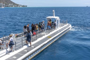 Honolulu, Hawaii - 30 Mart 2019: Atlantis Waikiki Submarine Adventure tarafından işletilen denizaltı. Saat denizaltı yolculuğu hafta ve resifleri sadece Oahu, Hawaii ünlü Waikiki plaj kapalı götürür. 