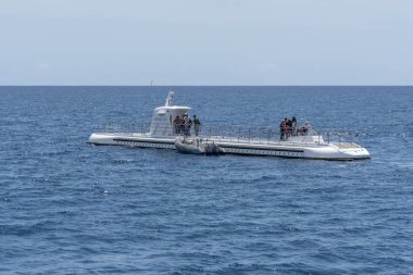 Honolulu, Hawaii - 30 Mart 2019: Atlantis Waikiki Submarine Adventure tarafından işletilen denizaltı. Saat denizaltı yolculuğu hafta ve resifleri sadece Oahu, Hawaii ünlü Waikiki plaj kapalı götürür. 