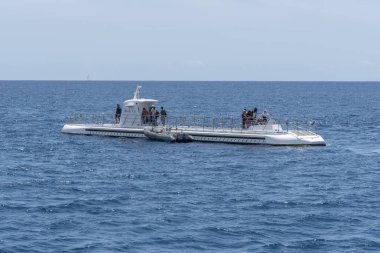 Honolulu, Hawaii - 30 Mart 2019: Atlantis Waikiki Submarine Adventure tarafından işletilen denizaltı. Saat denizaltı yolculuğu hafta ve resifleri sadece Oahu, Hawaii ünlü Waikiki plaj kapalı götürür. 