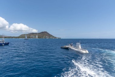 Honolulu, Hawaii - 30 Mart 2019: Atlantis Waikiki Submarine Adventure tarafından işletilen denizaltı. Saat denizaltı yolculuğu hafta ve resifleri sadece Oahu, Hawaii ünlü Waikiki plaj kapalı götürür. 