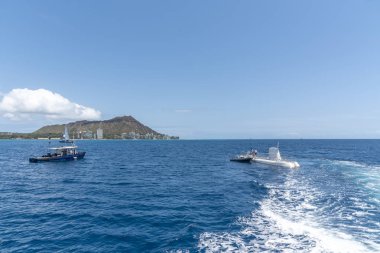 Honolulu, Hawaii - 30 Mart 2019: Atlantis Waikiki Submarine Adventure tarafından işletilen denizaltı. Saat denizaltı yolculuğu hafta ve resifleri sadece Oahu, Hawaii ünlü Waikiki plaj kapalı götürür. 