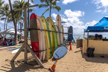 Honolulu, Hawaii - 31 Mart 2019: Waikiki'nin popüler plajlarının keyfini çıkaran turistlerin ve sörfçülerin manzarası. Waikiki ünlü bir tropikal yerdir.