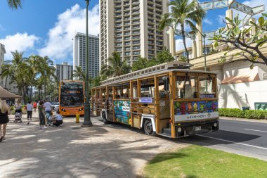 Honolulu, Hawaii - 31 Mart 2019: Waikiki'deki Kalakaua Caddesi'nde hi bus otobüsü. Birçok turist otobüsleri güzel Honolulu ve Oahu adaları etrafında turist sürücü.