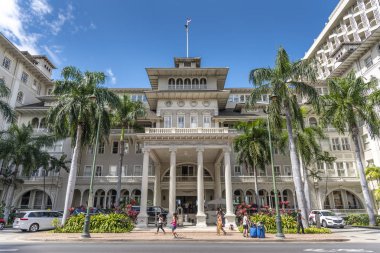 Honolulu, Hawaii - 1 Nisan 2019: Waikiki, Honolulu ünlü Moana Surfrider dış cephe. Moana Surfrider, Honolulu'da yer alan bir simge yapıdır..